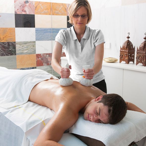 sole uno - Kräuterstempel-Massage