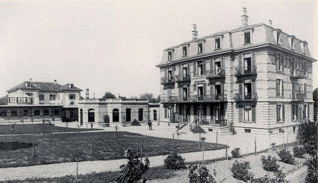 Schwarz-Weiss-Aussenaufnahme vom alten Grand Hôtel des Salines